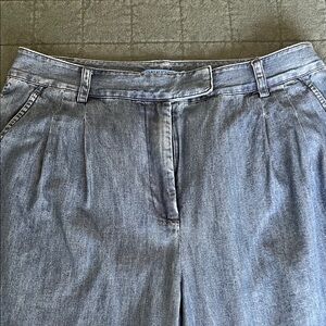 Light Blue Straight-Leg Women’s Jeans with Pleat Detail